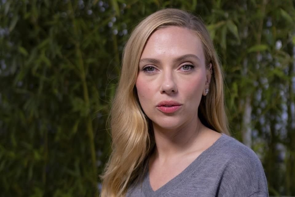 Scarlett Johansson debutó en Cannes como directora con 'Eleanor the Great' y habló sobre el miedo común de los actores a desaparecer.