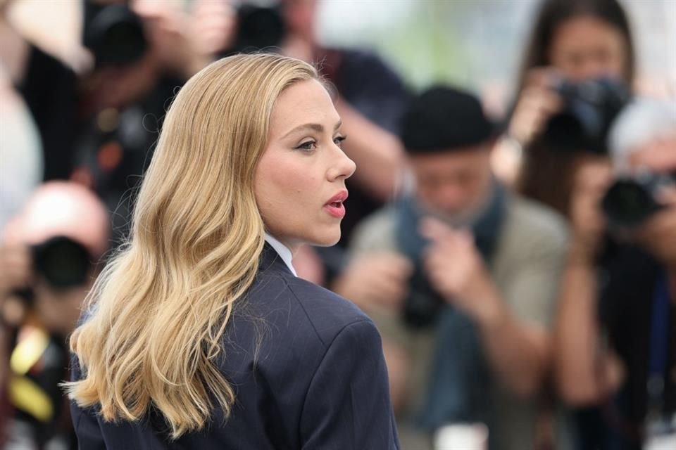 Johansson matizó de inmediato su afirmación durante una entrevista con periodistas en Cannes, al día siguiente del estreno de su primer largometraje como realizadora.