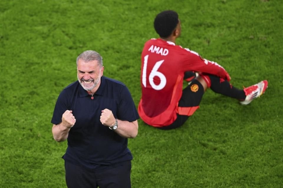 Ange Postecoglou, DT del Tottenham, celebra el final del encuentro.