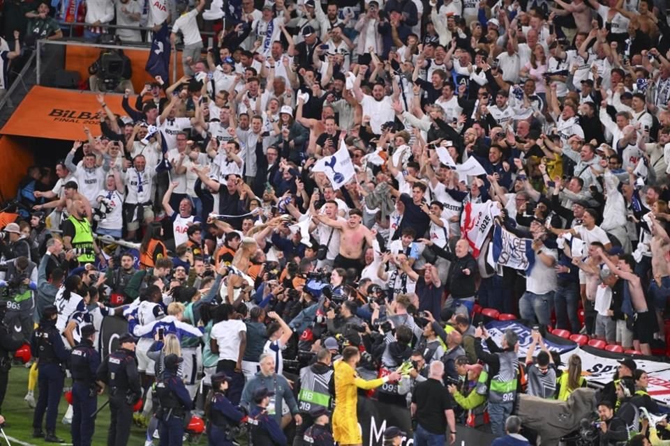 Los jugadores del Tottenham celebran con la tribuna que hizo el viaje a Bilbao.