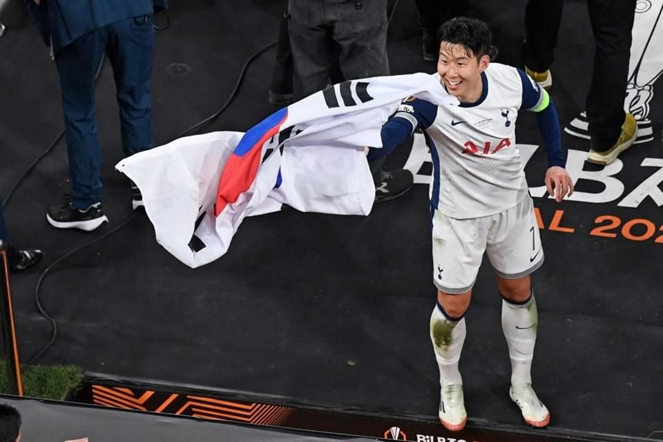 Heung-Min Son celebra con la bandera de Corea del Sur.