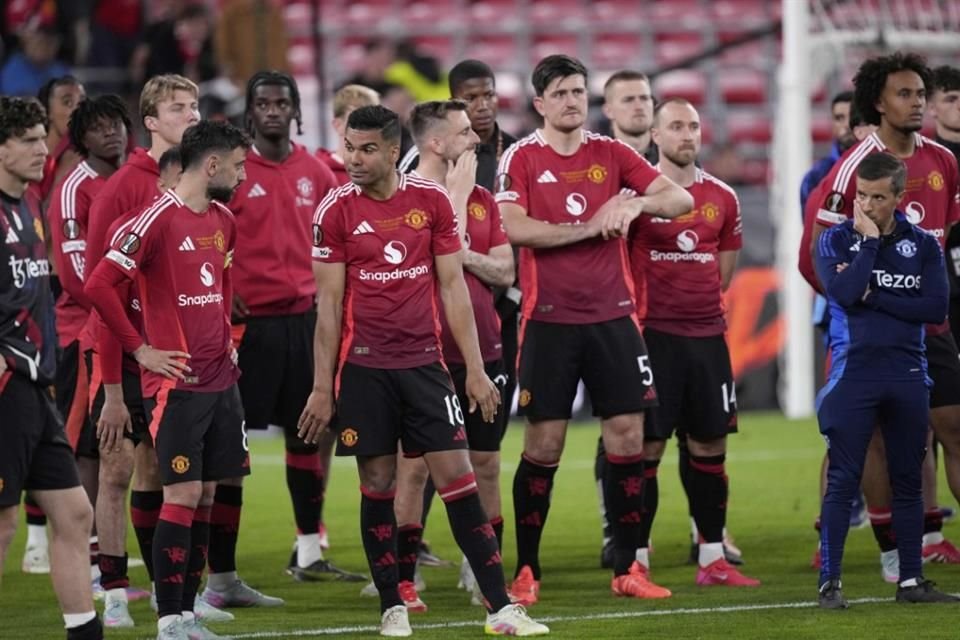 Los perdedores viendo a su rival coronarse.