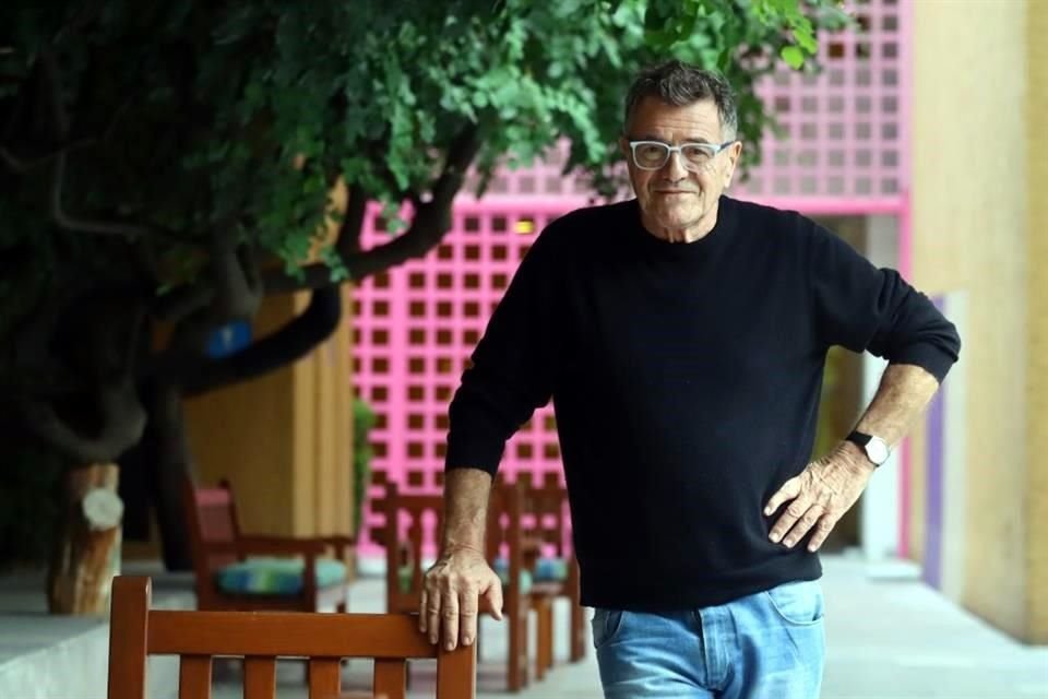 Saccomanno, escritor, ensayista e historietista, es considerado uno de los autores más destacados de la literatura argentina actual.