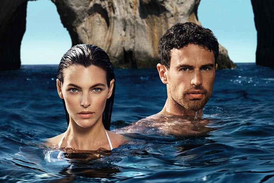 El actor Theo James y la actriz Victoria Ceretti son vistos en promocional de la casa de moda italiana Dolce & Gabbana.