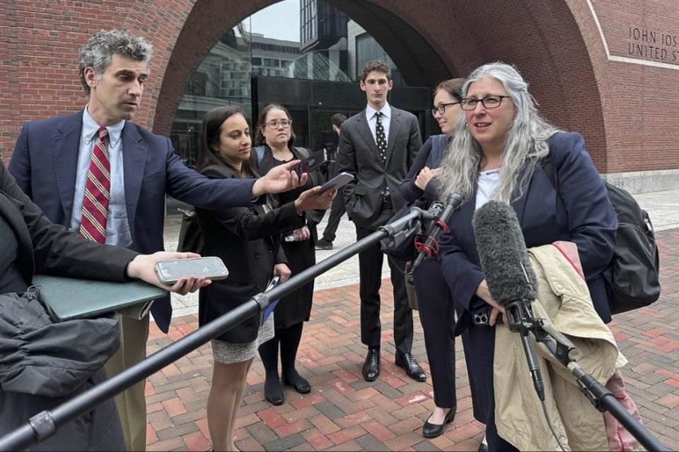 Abogados de migración hablan con los medios en Boston, luego de dictamen de juez el 21 de mayo del 2025.