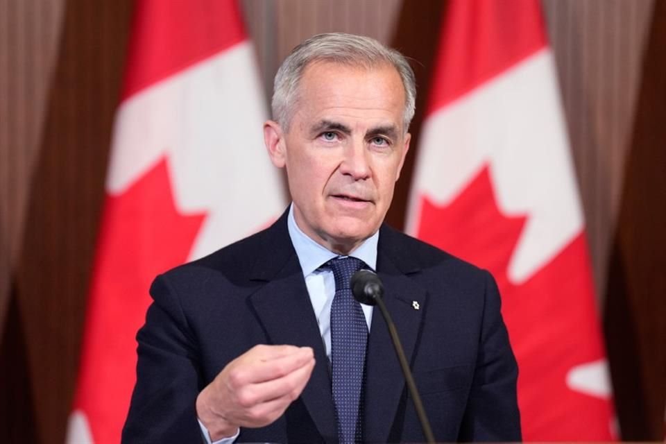 El Primer Ministro canadiense, Mark Carney, habla con medios durante una conferencia de prensa en Ottawa, el 21 de mayo.