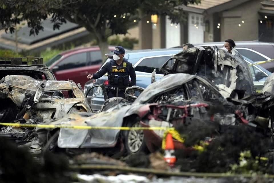 Una avioneta se estrelló en un vecindario de San Diego, incendiando vehículos y alrededor de 15 casas, y obligando a evacuar hogares.