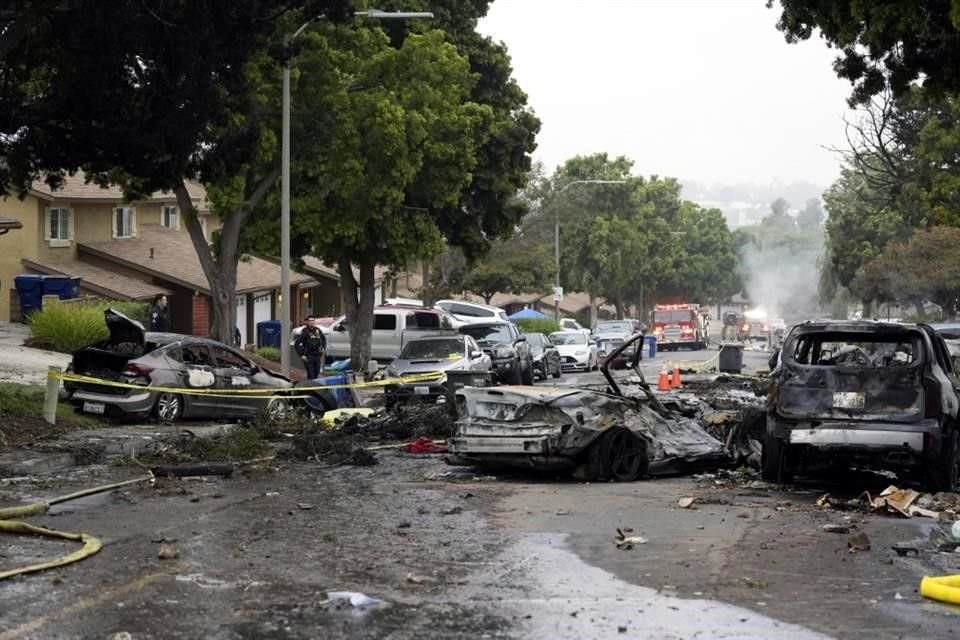 Las autoridades trabajan en el lugar donde una avioneta se estrelló en un barrio de San Diego, incendiando varias casas y obligando a evacuar varias cuadras.