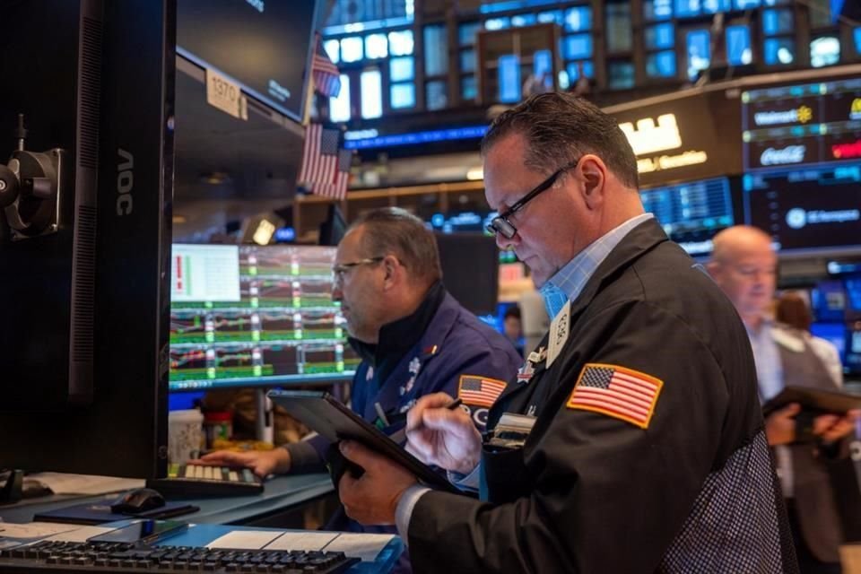 Las acciones de empresas de energía limpia se desploman ante avance de plan para eliminar subsidios de ley climática.