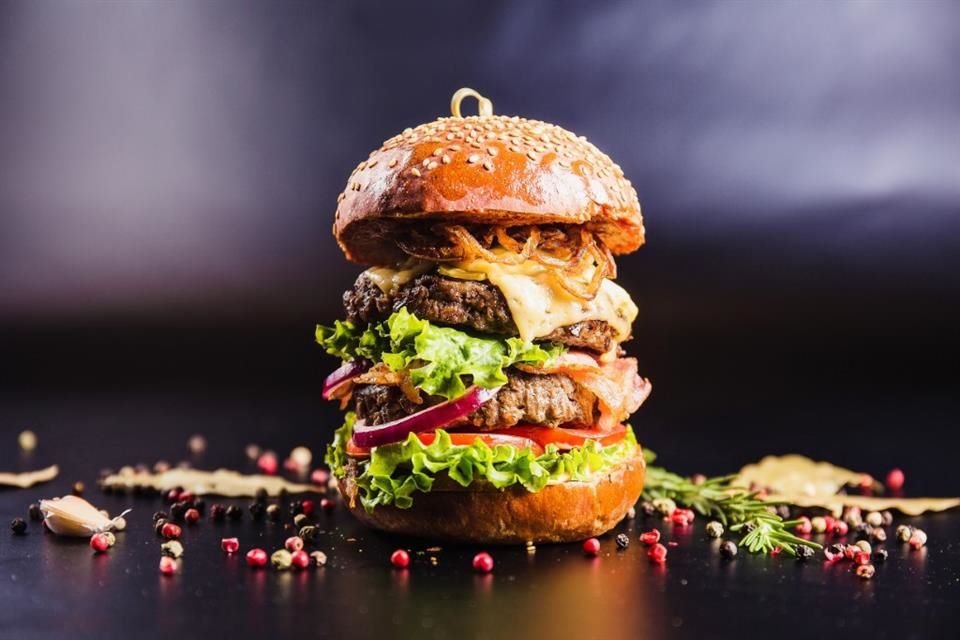 Aunque hoy se le considera un ícono de la gastronomía estadounidense, este popular antojo tiene un origen remoto y diverso, cuyas raíces se extienden hasta  Mongolia.