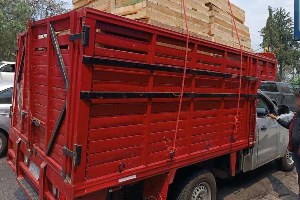 Dos camionetas con madera fueron confiscadas tras el operativo.