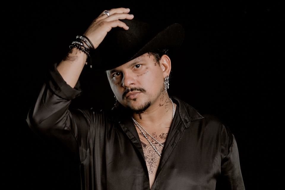 Adán Reyes visitó la redacción de MURAL para relatar cómo llegó a imitar al cantante de Sonora.