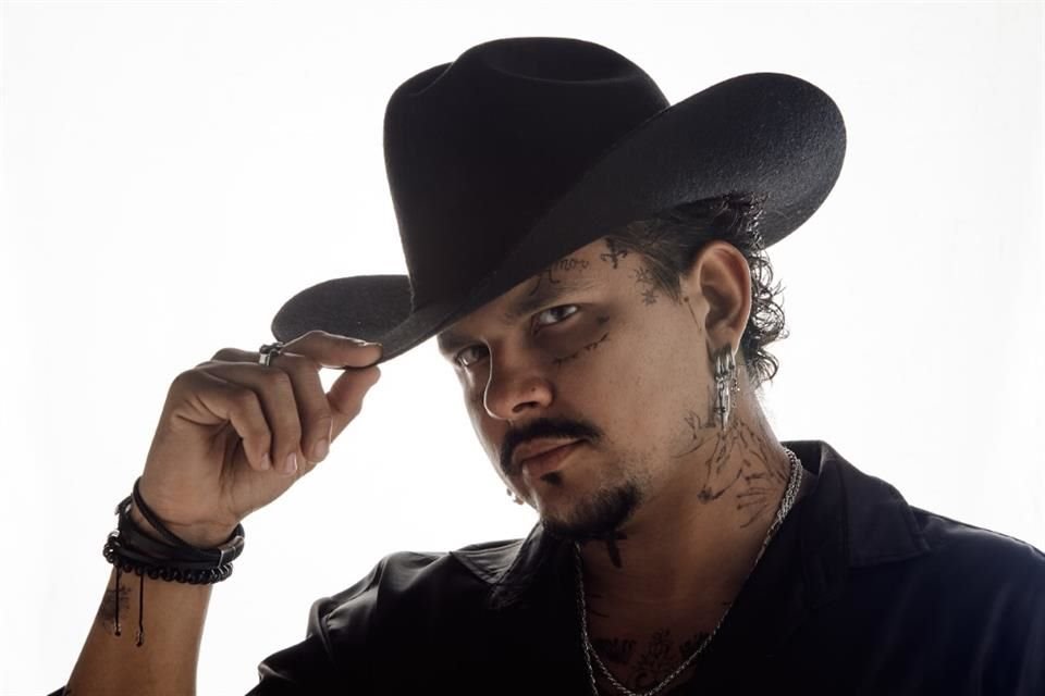 Su nombre es Adán Rodríguez Reyes, conocido solo como Adán Reyes y es originario de Aguascalientes.