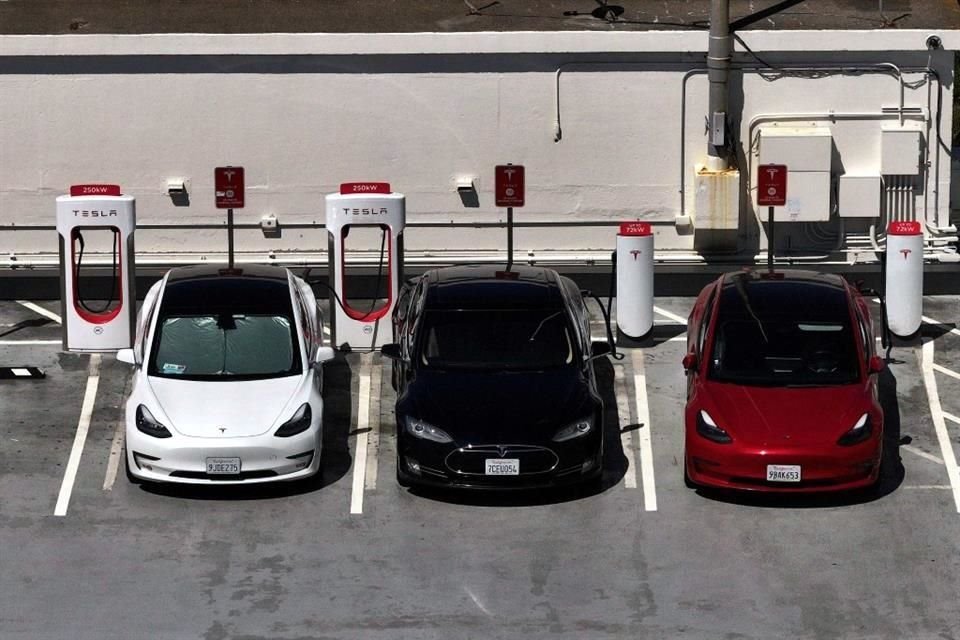 En la primera encuesta de 2019, Tesla ocupó el puesto 42 y ahora en 2025 cayó hasta el lugar 95.