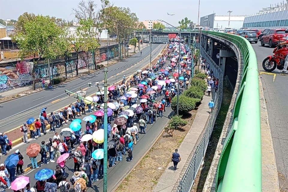 Protesta de la CNTE en el AICM.