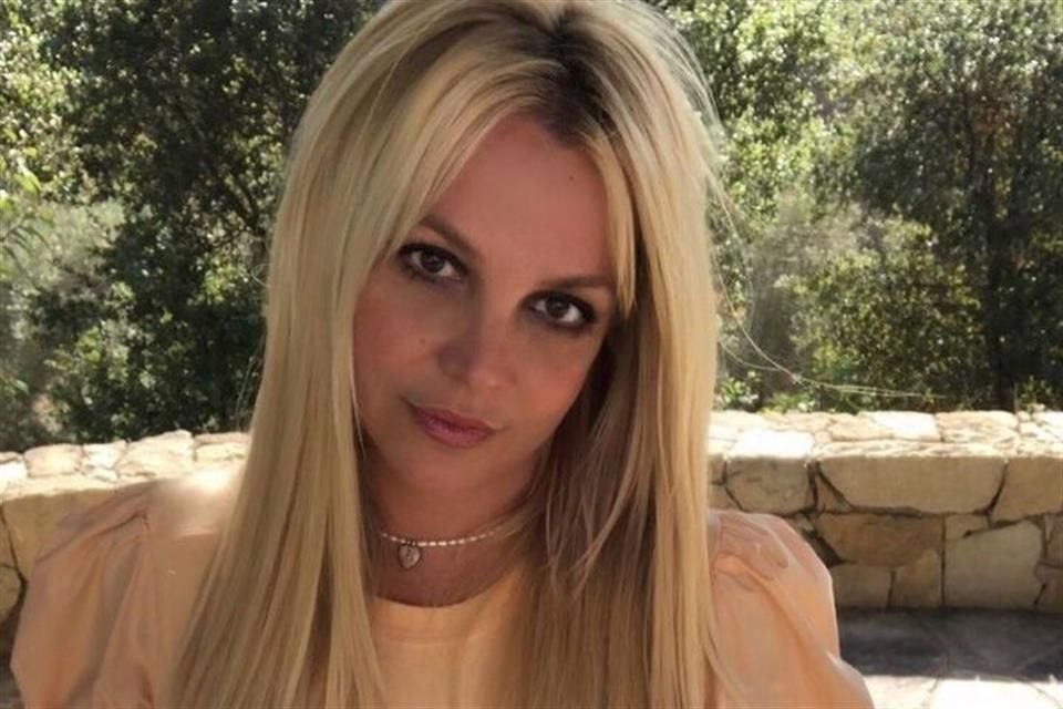 Spears, de 43 años, comenzó a beber alcohol durante el viaje y encendió un cigarrillo a bordo del jet, lo que provocó alarma entre la tripulación.