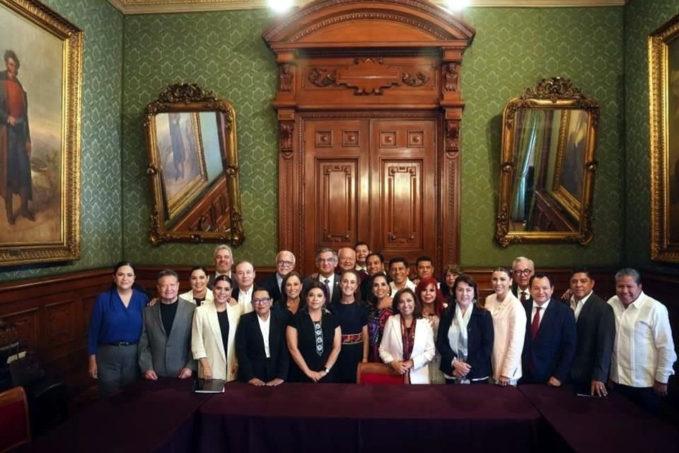 Además de 24 mandatarios, en la reunión estuvieron presentes autoridades de Salud.