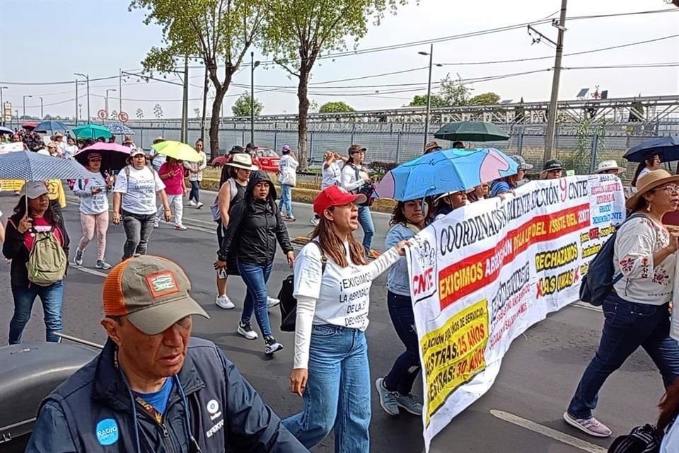 Ante la cancelación de la reunión con Sheinbaum, los maestros reforzaron su protesta en el AICM.