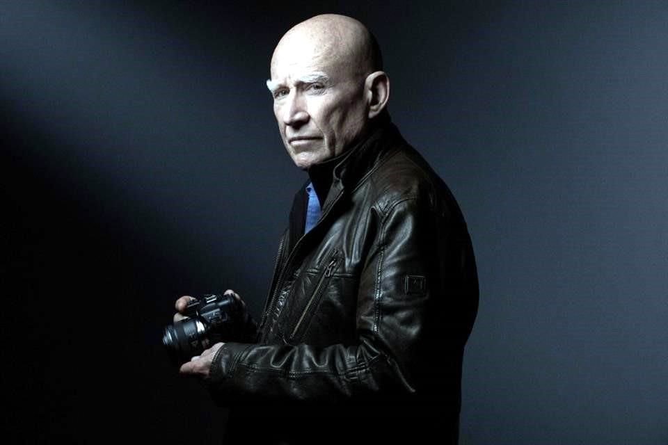 Sebastiao Salgado durante una sesión de fotos en París en el 2021.