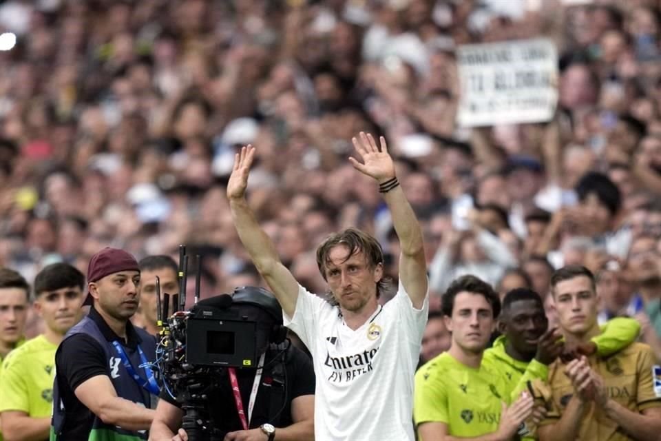 Luka Modric, quien ganó 28 títulos en su paso por el Real Madrid, jugó su último partido en el Santiago Bernabéu.