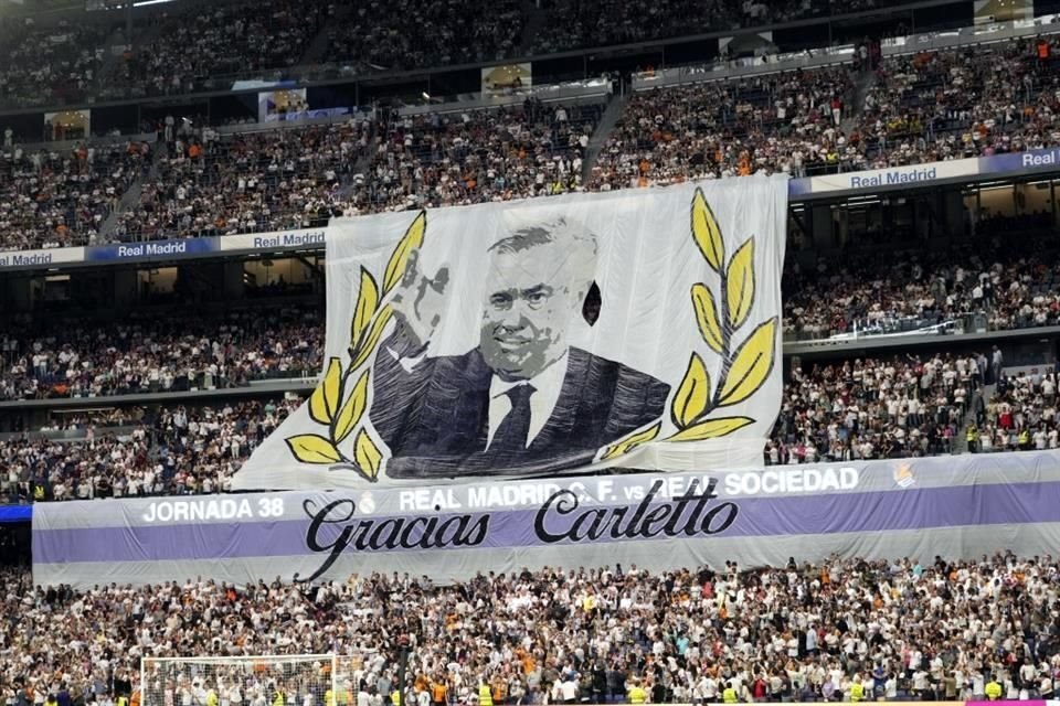Con este tifo, los aficionados madridistas despidieron a Carlo Ancelotti en una nueva etapa dorada con el club.