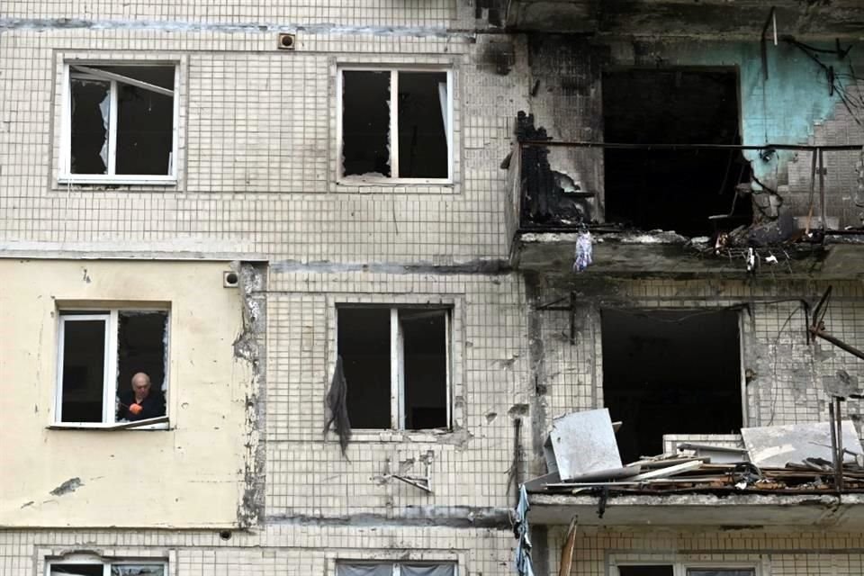 Rusia lanzó docenas de drones y misiles balísticos contra Kiev durante la noche en uno de los mayores ataques aéreos que dejó 15 heridos.