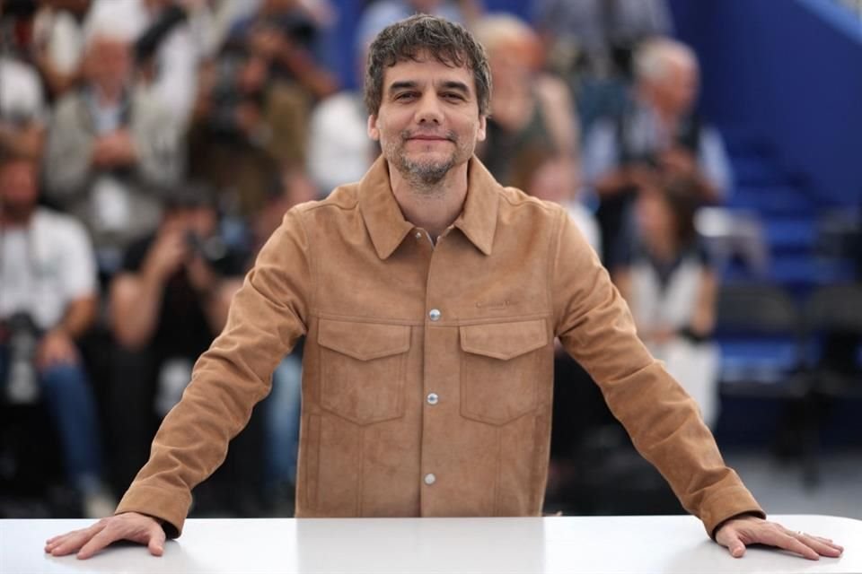 En El Agente Secreto, Moura da vida un profesor que regresa a Recife para reunirse con su hijo, sin saber que su pasado, en el que se enfrentó a la corrupción, le pondrá en peligro.