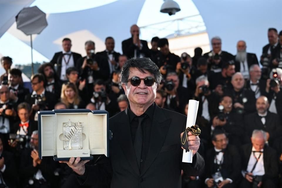 Jafar Panahi gana la Palma de Oro en Cannes con 'Un Simple Accidente', tras años de prohibición y encarcelamiento en Irán.