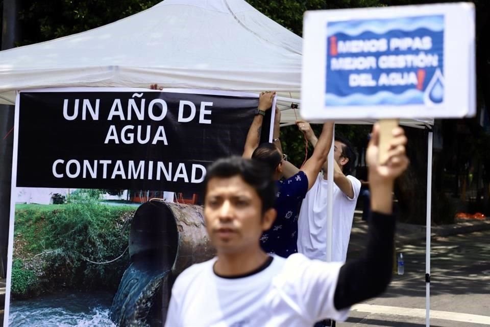 Aspecto del plantón instalado por vecinos de Benito Juárez en demanda de esclarecer el episodio de contaminación de agua con diesel, en el cruce de Avenida Insurgentes y Xola.