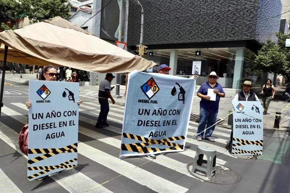 Aspecto del plantón instalado por vecinos de Benito Juárez en demanda de esclarecer el episodio de contaminación de agua con diesel, en el cruce de Avenida Insurgentes y Xola.