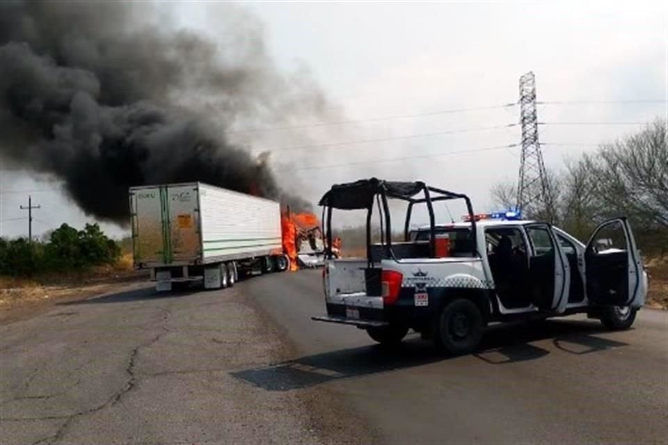 Dos policías municipales muertos, uno herido y al menos cinco vehículos incendiados en Tierra Caliente, fue el saldo de una violenta jornada atribuida al CJNG este sábado en Michoacán.
