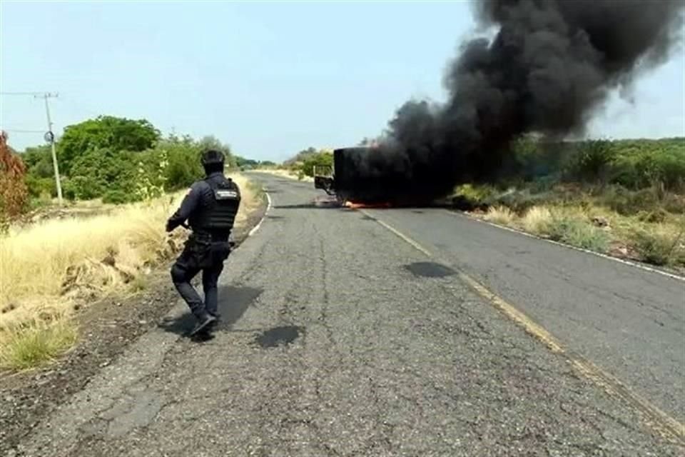 Dos policías municipales muertos, uno herido y al menos cinco vehículos incendiados en Tierra Caliente, fue el saldo de una violenta jornada atribuida al CJNG este sábado en Michoacán.