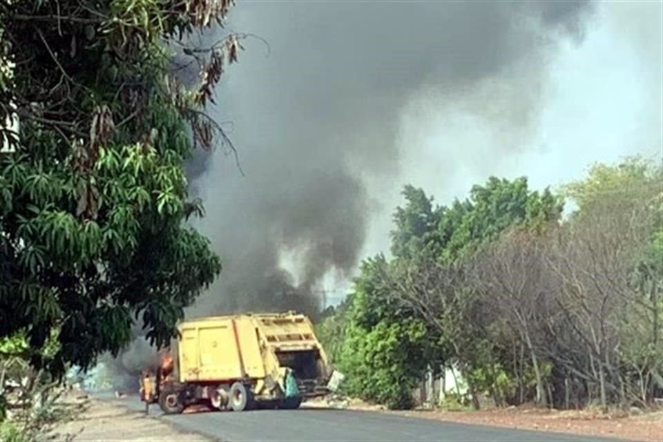 Dos policías municipales muertos, uno herido y al menos cinco vehículos incendiados en Tierra Caliente, fue el saldo de una violenta jornada atribuida al CJNG este sábado en Michoacán.