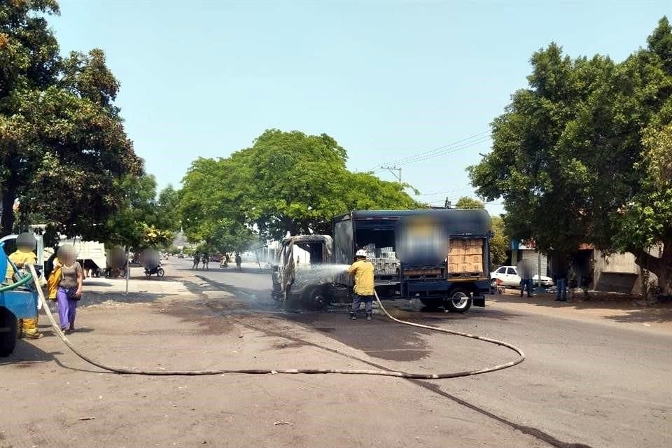 Dos policías municipales muertos, uno herido y al menos cinco vehículos incendiados en Tierra Caliente, fue el saldo de una violenta jornada atribuida al CJNG este sábado en Michoacán.