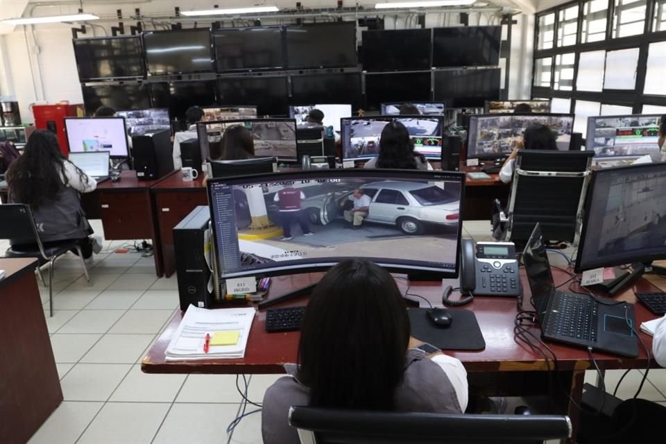 Desde el Civar se vigila tanto las cámaras de los verificentros, como la información que se va generando.