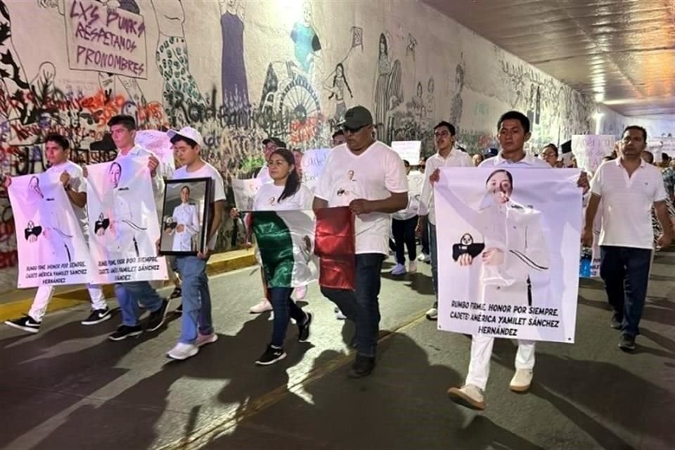 Sus familiares portaron una bandera de México y una fotografía de la joven.