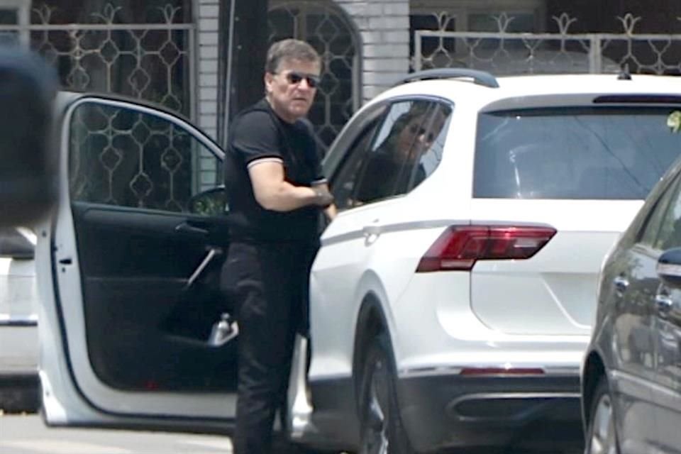 Alfonso Martínez, titular de la Secretaría del Medio Ambiente de NL, al salir de una reunión en una casa.