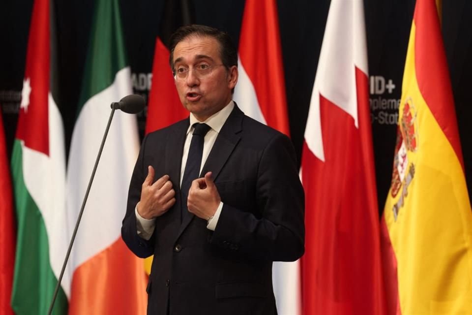 El Ministro de Asuntos Exteriores español, José Manuel Albares, habla con medios durante una reunión por la solución de los dos estados, el 25 de mayo del 2025.