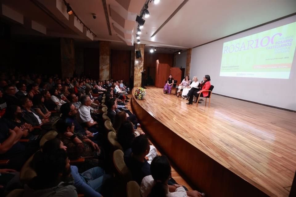 Este domingo, en la Sala Manuel M. Ponce del Palacio de Bellas Artes se llevó a cabo el conversatorio 'Rosario Castellanos: Mujer de Palabras y Miradas'.