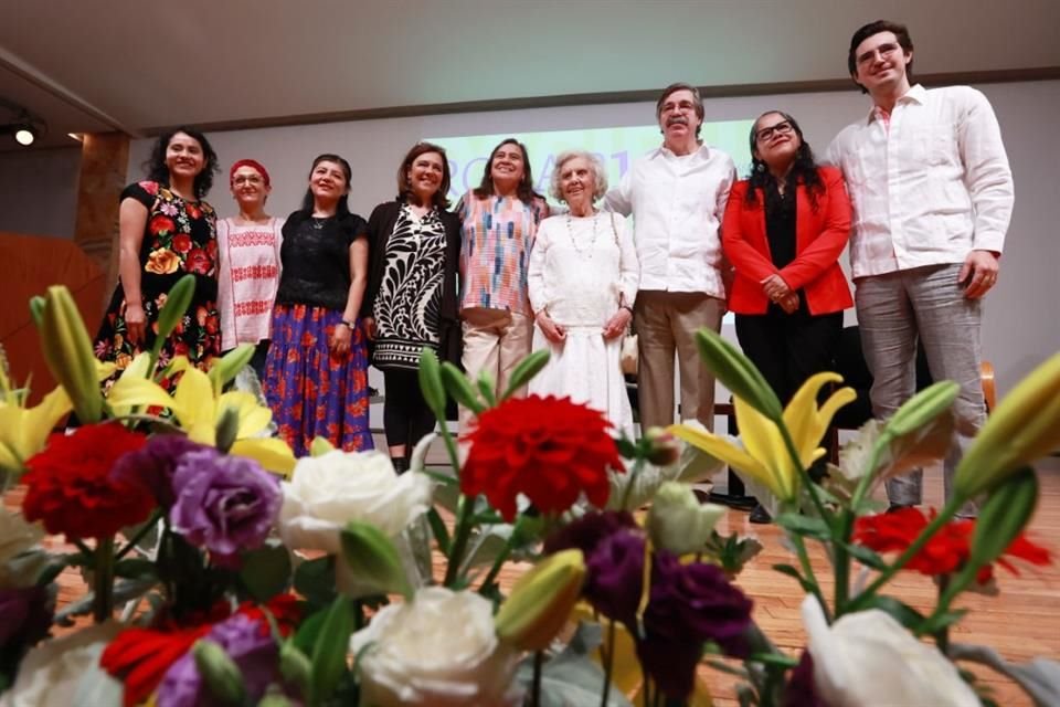 Al término, Gabriel Guerra, hijo de la escritora y del filósofo Ricardo Guerra (de gafas), subió al escenario junto con sus familiares para retratarse junto con las participantes en el conversatorio.
