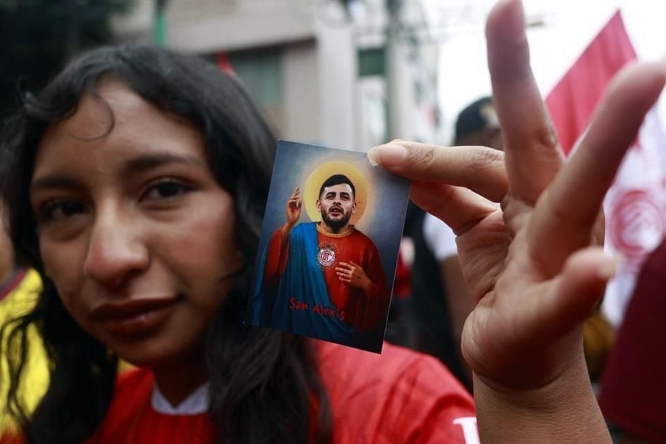 Los aficionados del Toluca presumieron sus estampas de santo con jugadores como Alexis Vega.