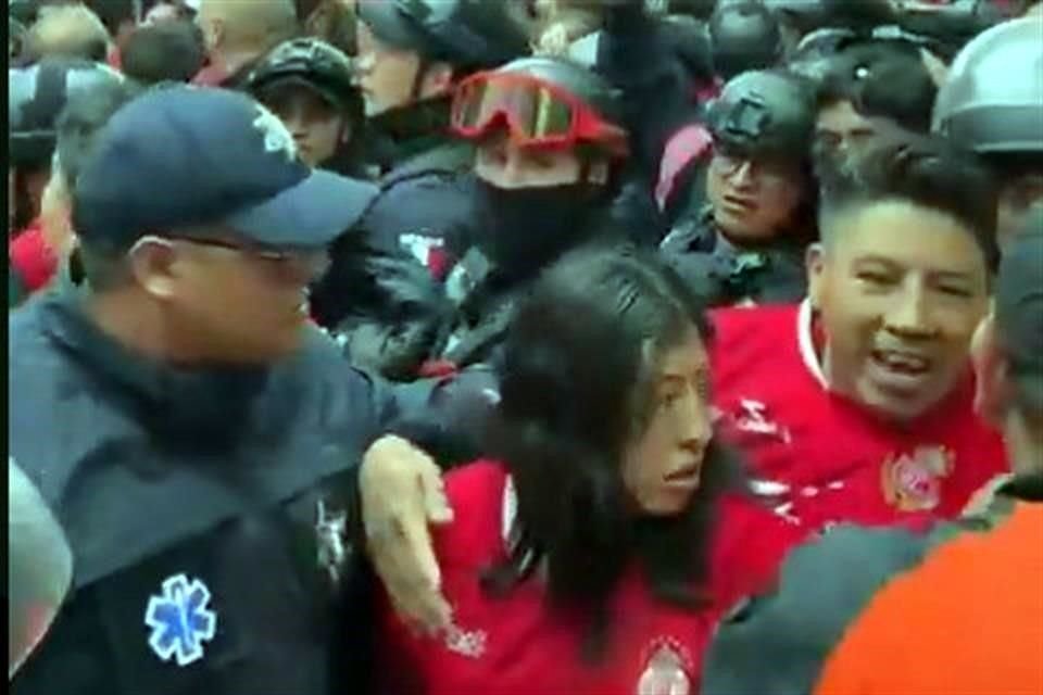 La afición escarlata tuvo problemas con la policía por la aglomeración de gente y casi se suscita una tragedia.