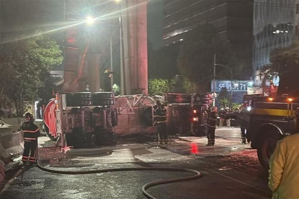 Una pipa se volcó en los carriles centrales de Periférico
