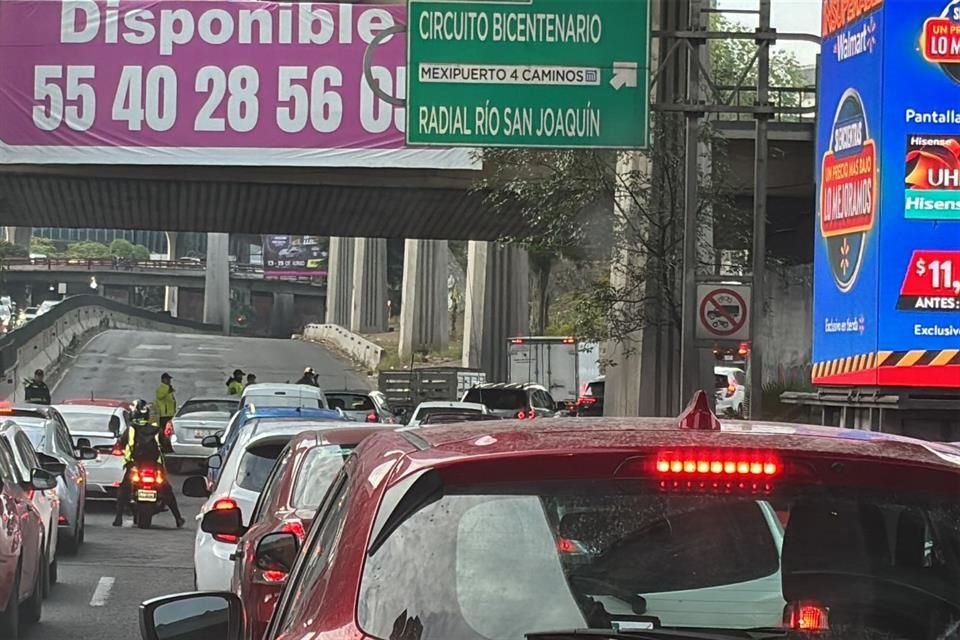 El tráfico se paró en su totalidad por la pipa volcada.