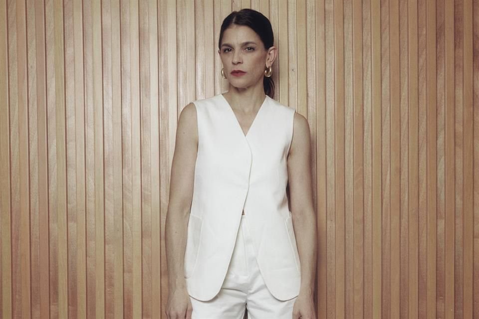 La noche reunió a amigos de la marca, celebridades y figuras del mundo creativo en un ambiente relajado y contemporáneo, fiel al espíritu de COS, como Irene Azuela.