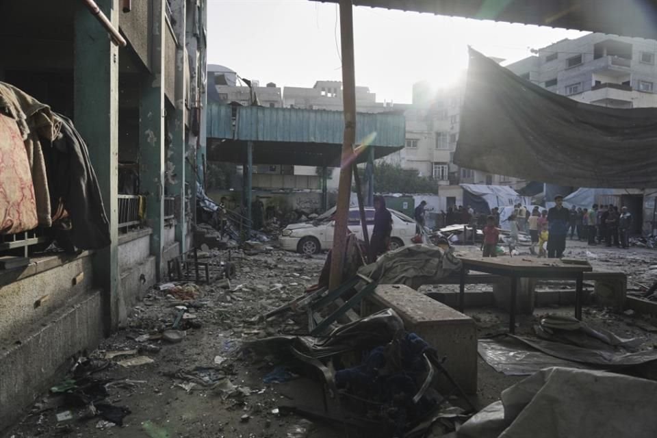 Palestinos inspeccionan el daño a una escuela tras un ataque israelí, el 26 de mayo del 2025.