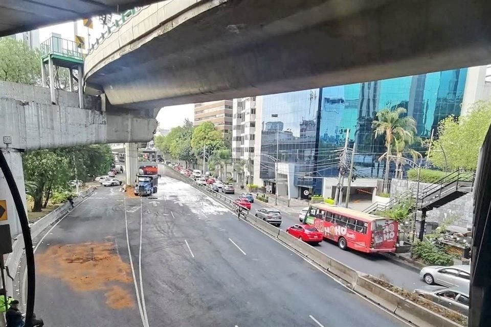 Una pipa de Pemex volcó en carriles centrales de Periférico, lo que provocó el cierre total de la vialidad por derrame de combustible.
