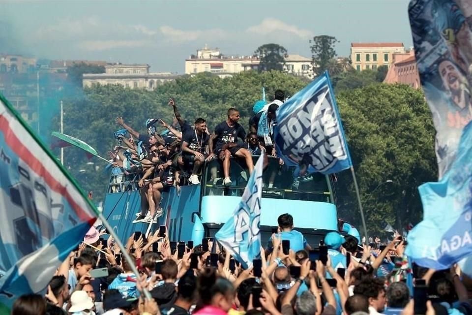 A bordo de un autobús sin techo, los jugadores del Napoli recorrieron la ciudad para celebrar su Scudetto.