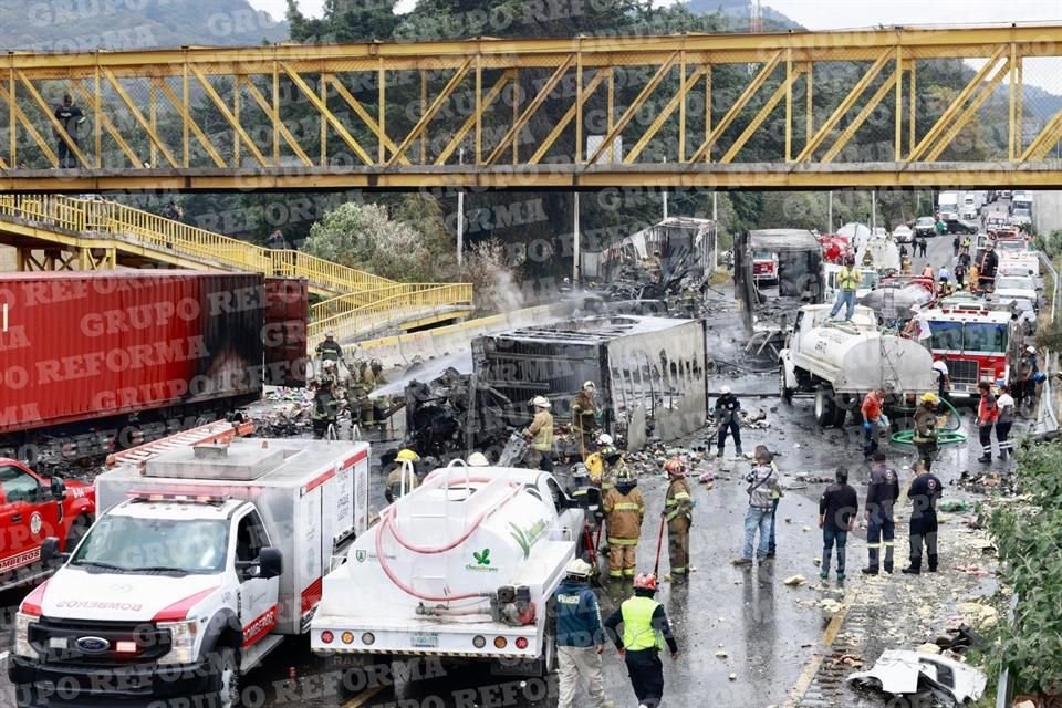 El accidente, que involucró cuatro tráileres y un vehículo particular, se registró a la altura de Río Hondito, en el municipio de Ocoyoacac, Estado de México.