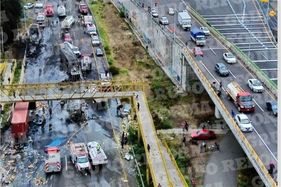 En este momento, los trabajos de limpieza y retiro de escombros y mercancía de los tráileres continúan en la zona.